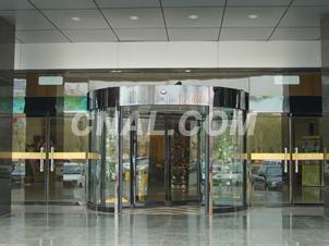 多樣化高品質(zhì)工業(yè)門解決方案 三翼兩翼旋轉(zhuǎn)門與自動平移門鋁型材供應(yīng)