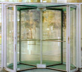 廣州自動門與旋轉門 科技、美觀與安全的現(xiàn)代通道解決方案